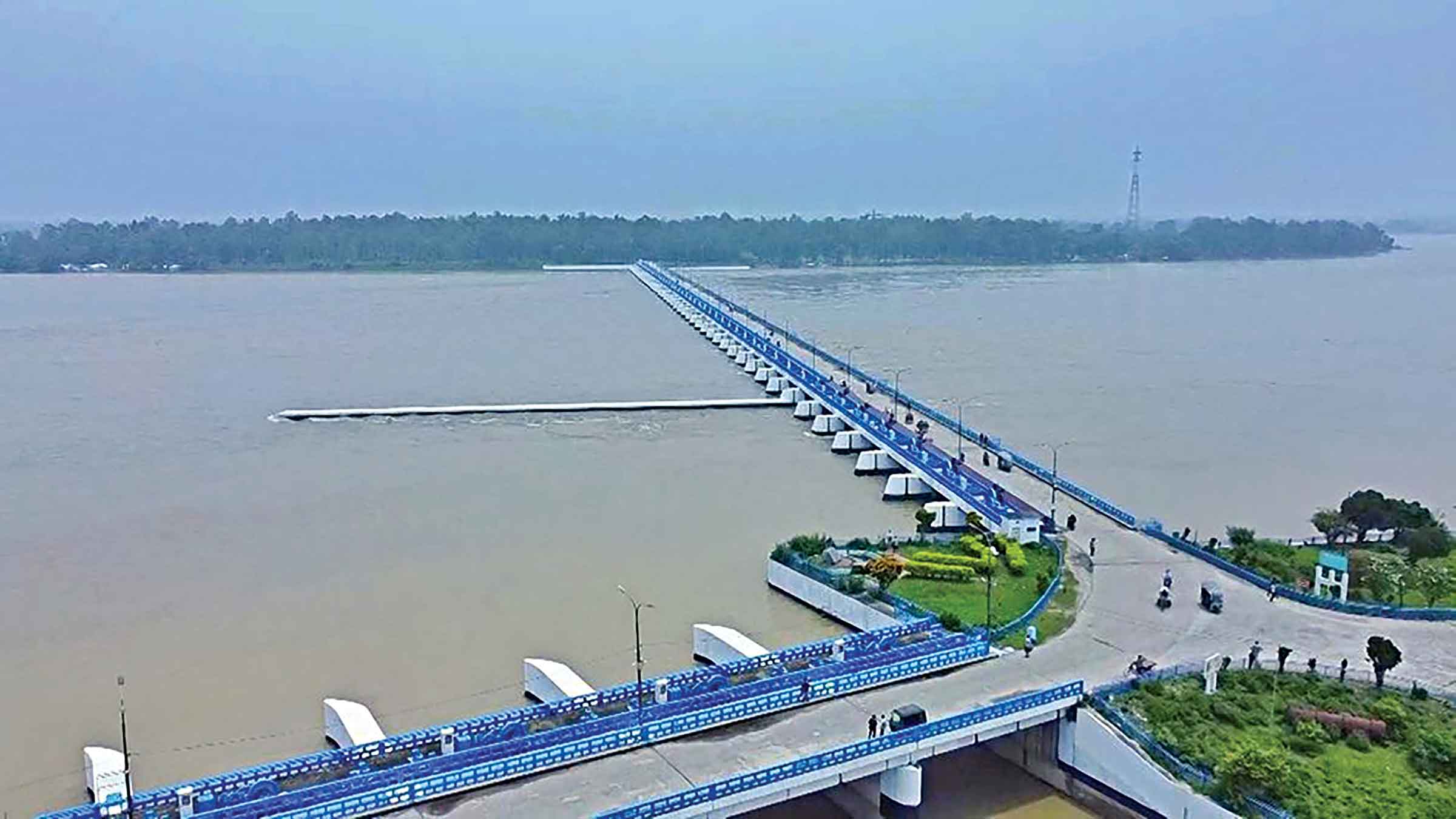 তিস্তার পানি বিপৎসীমা ছুঁইছুঁই খোলা হলো ৪৪ জলকপাট