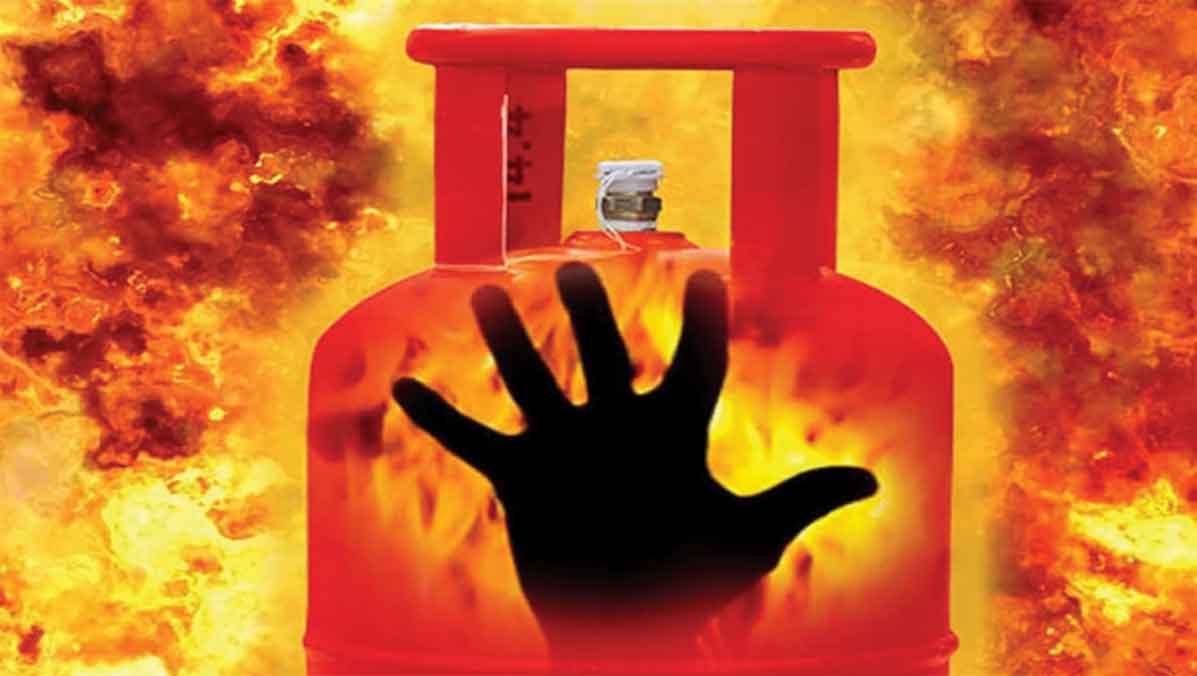 শুক্রাবাদে 'গ্যাসের আগুনে' শিশুসহ এক পরিবারের ৩ জন দগ্ধ