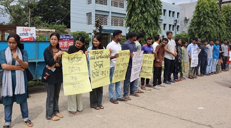 যৌন নিপীড়নের দায়ে অভিযুক্ত শিক্ষকের বিচার চেয়ে বাকৃবি শিক্ষার্থীদের বিক্ষোভ