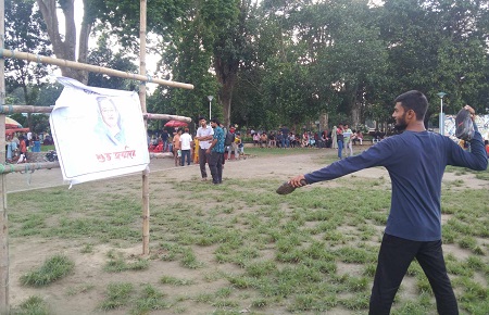 শেখ হাসিনার ছবিতে জুতা মারতে পারলেই মোজো পুরস্কার