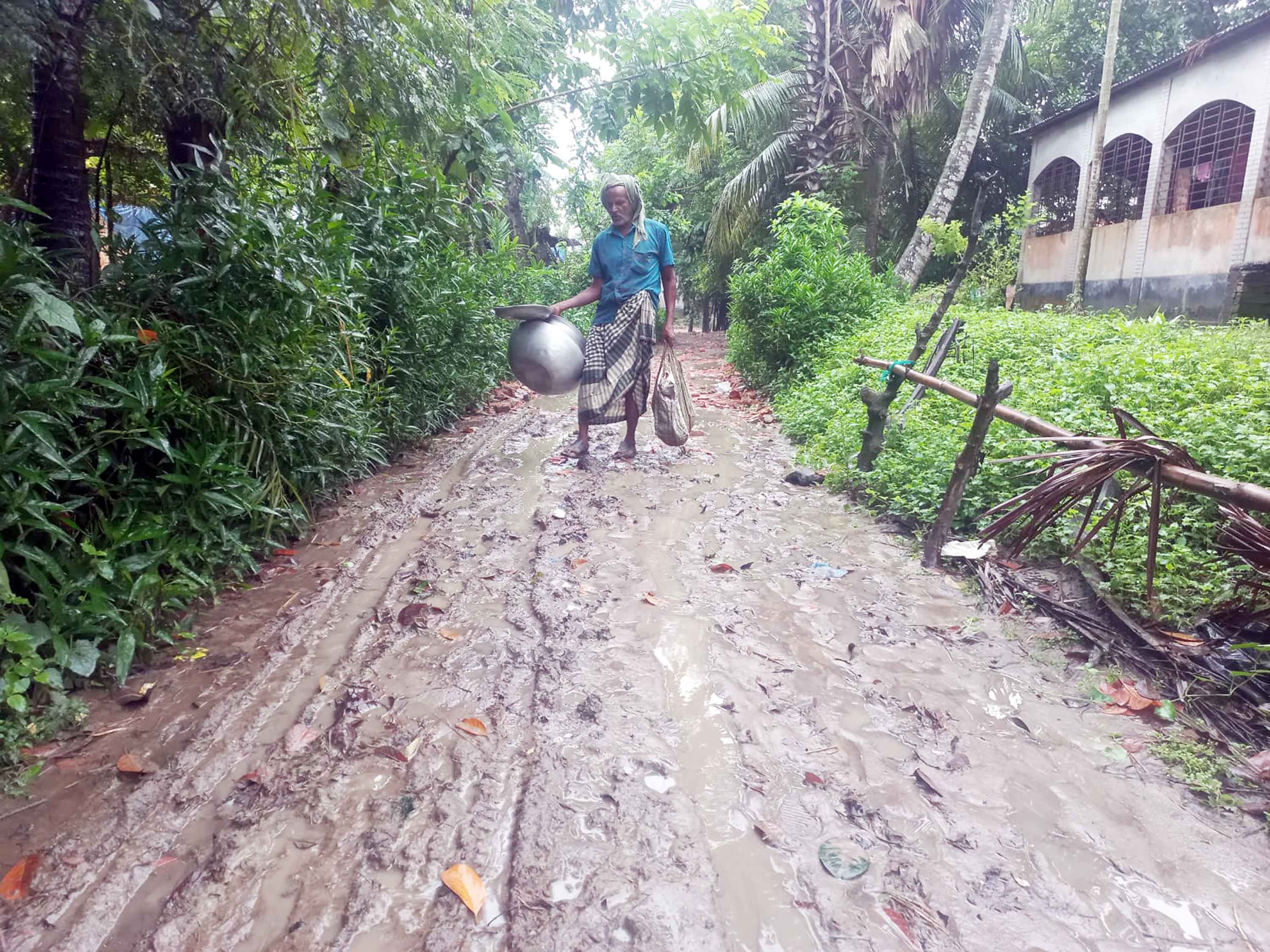অল্প বৃষ্টিতেই রায়গঞ্জে সড়কের বেহাল দশা