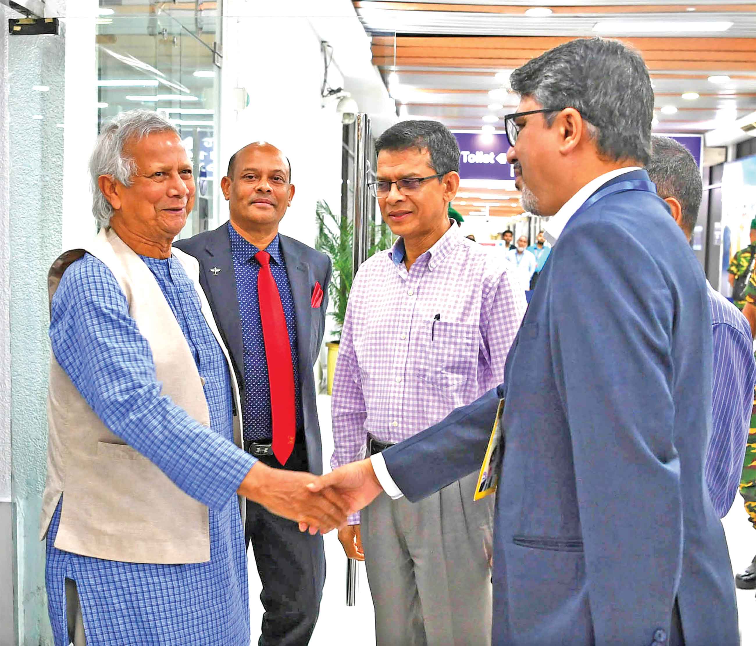 দেশে ফিরলেন প্রধান উপদেষ্টা ড. ইউনূস