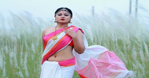 রাত সাড়ে ১২টা প্রায়, পাশেই একটা মাটির ঘর... মৌসুমী হামিদ