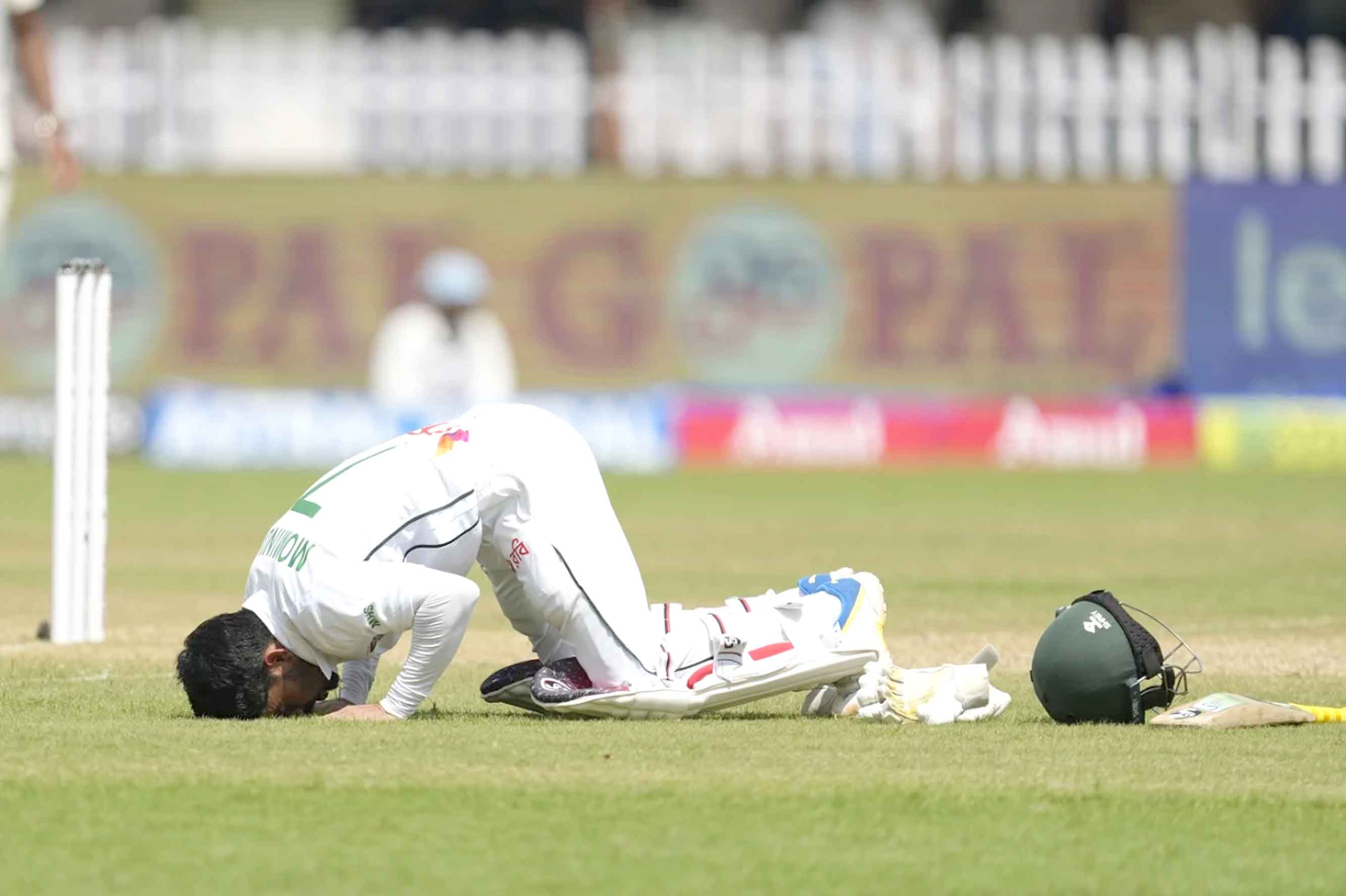 নান্দনিক শতকে আজহারউদ্দিন সোবার্সদের সঙ্গী মুমিনুল