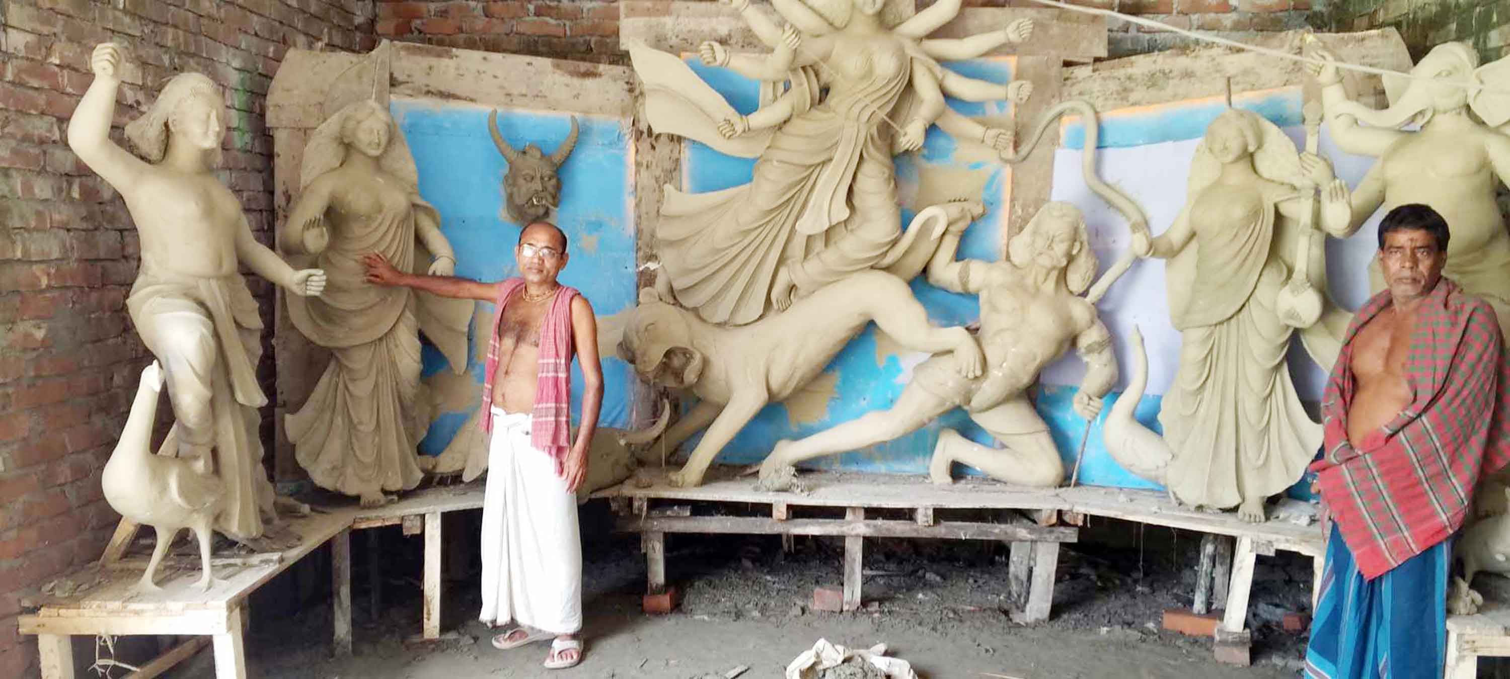 দুমকিতে ১১ মন্ডপে রং তুলিতে ব্যস্ত কারিগররা