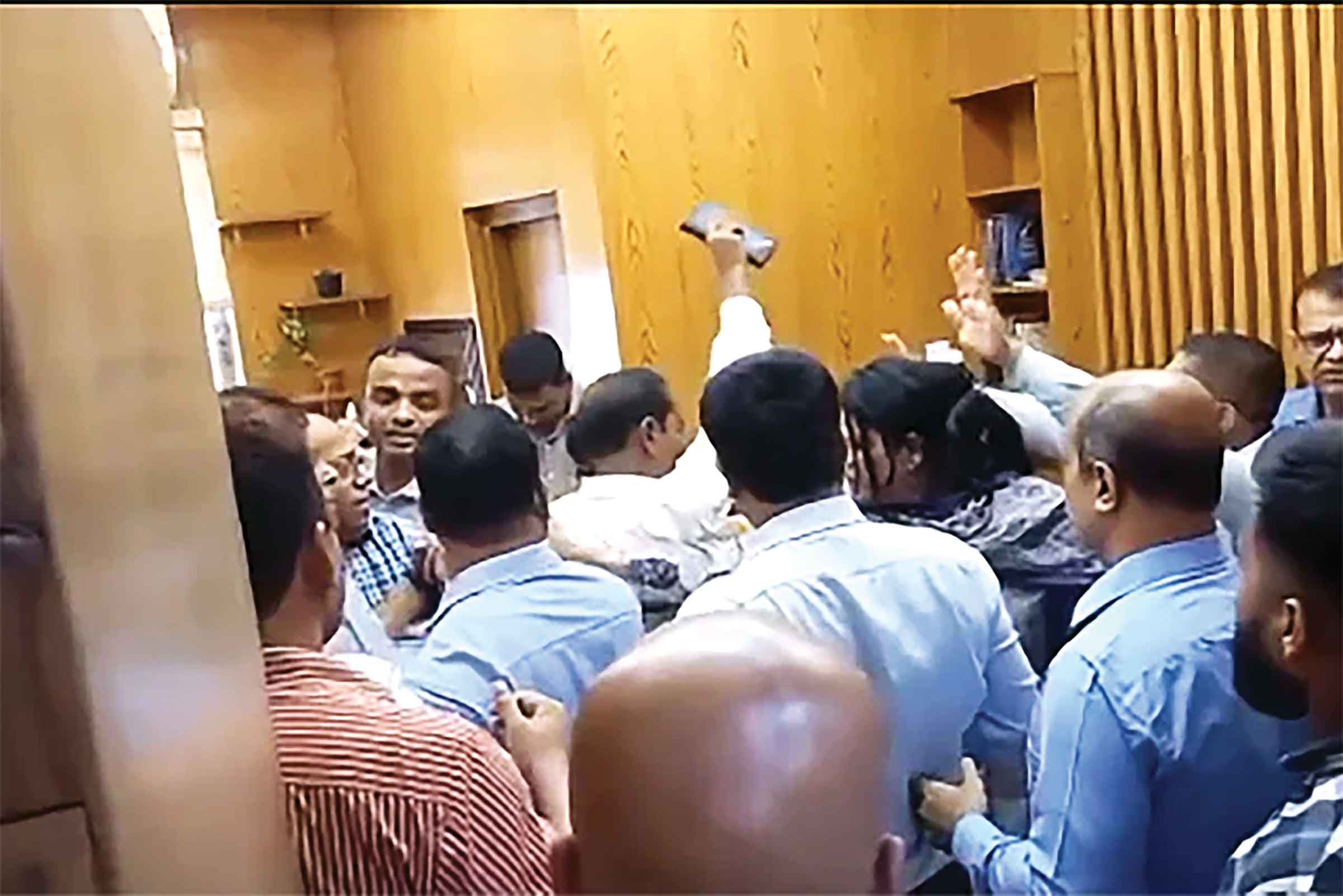 ডিসি নিয়োগ নিয়ে হট্টগোল শাস্তি পাচ্ছেন ১৭ উপসচিব