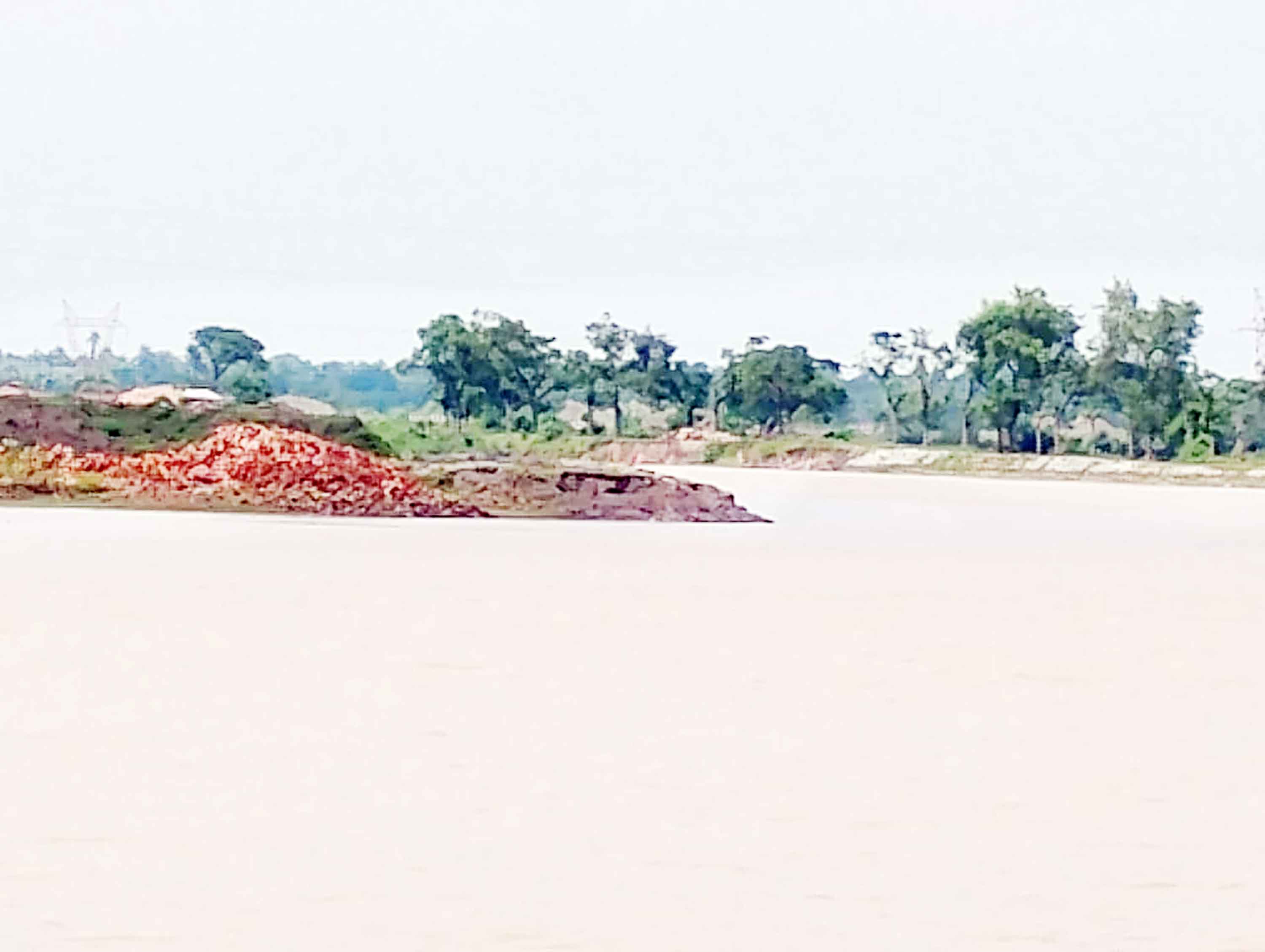 নদীখেকো ভাটা মালিকদের দৌরাত্ম্যে হুমকিতে রূপসার ওয়াপদা বেড়িবাঁধ