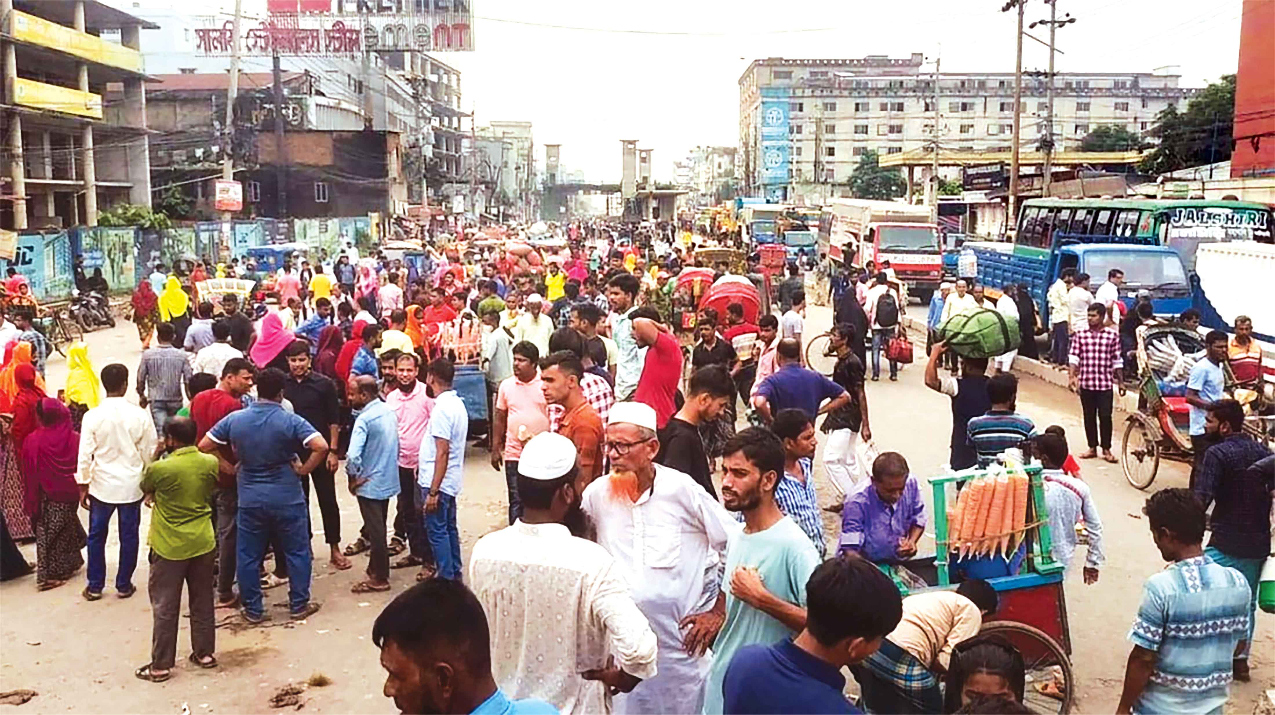 মহাসড়ক অবরোধ করে পোশাক শ্রমিকদের বিক্ষোভ, ভোগান্তি