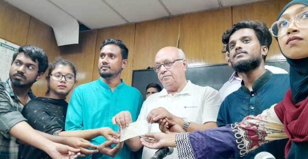 টিএসসিতে সংগৃহীত ৮ কোটি টাকা প্রধান উপদেষ্টার ত্রাণ তহবিলে