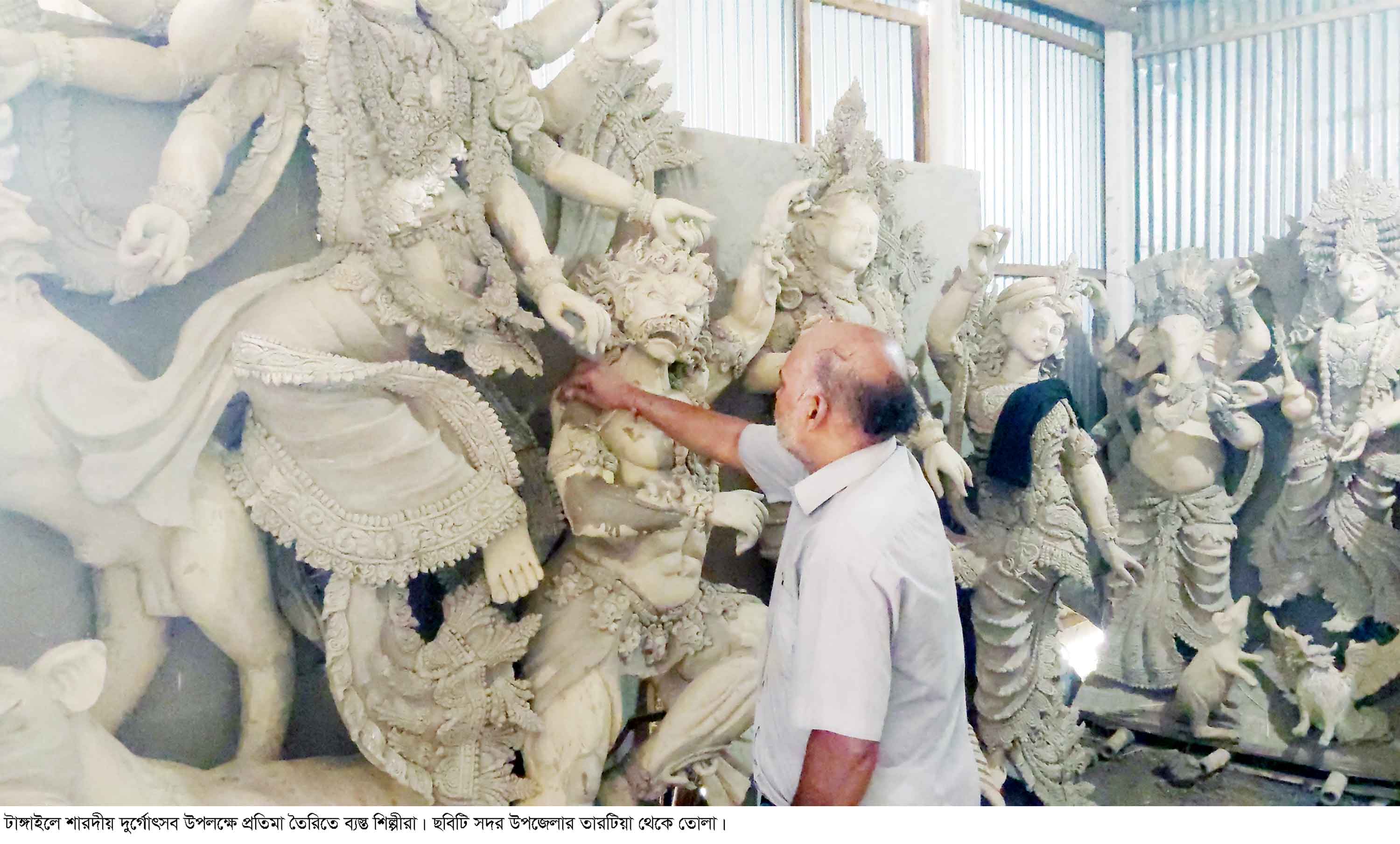প্রতীমা তৈরির উপকরণের দাম বাড়লেও শিল্পীদের পারিশ্রমিক বাড়েনি