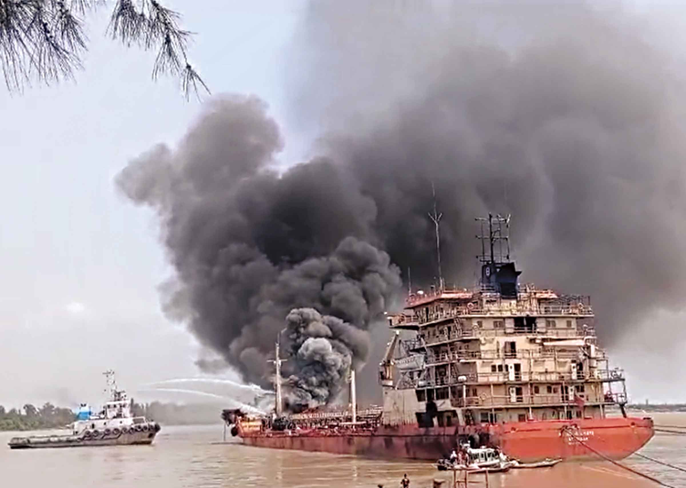 জাহাজটি ছিল ত্রম্নটিপূর্ণ, আগুন লাগে অতিরিক্ত গ্যাস জমে