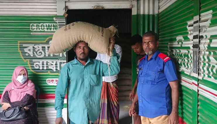 চান্দিনা এতবারপুরে ভিজিএফের চাল বিতরণ