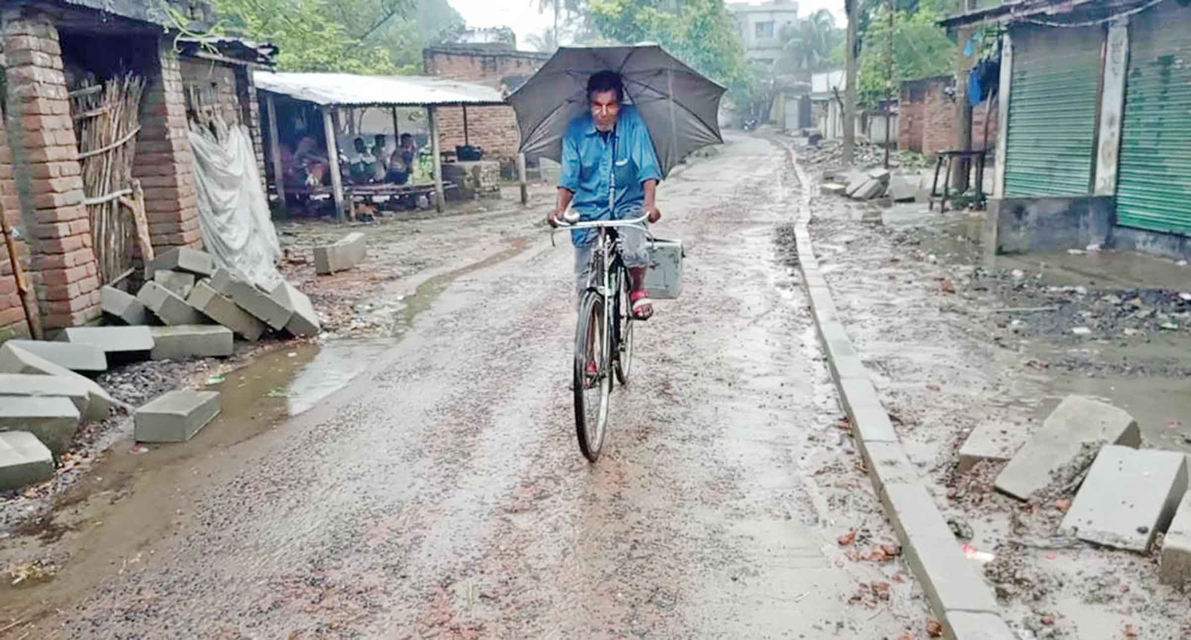 বৃষ্টিতে অচল প্র্রায় জনজীবন তলিয়ে গেছে সবজির ক্ষেত