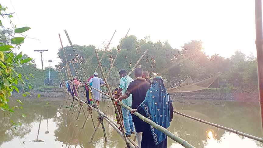 দেশ স্বাধীনের ৫৩ বছরেও একটি ব্রিজের অপেক্ষায় ৭ গ্রামের মানুষ