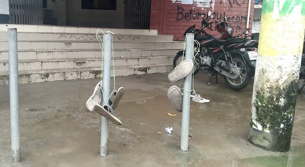 ছাত্রলীগের জন্য জুতার মালা নিয়ে অপেক্ষায় বেরোবি শিক্ষার্থীরা