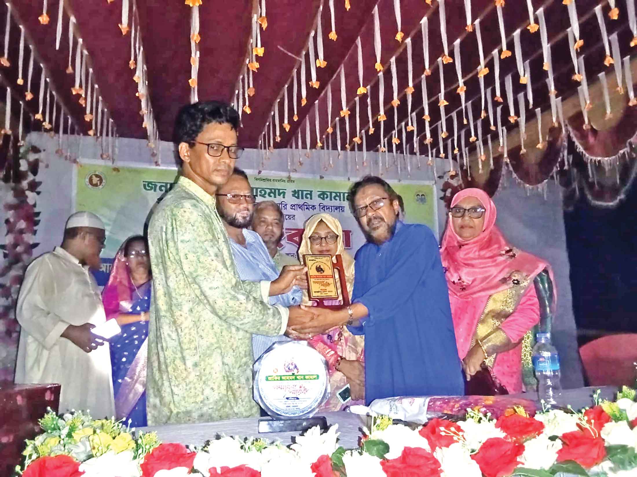 জাকির আহমদকে শুভেচ্ছা স্মারক প্রদান
