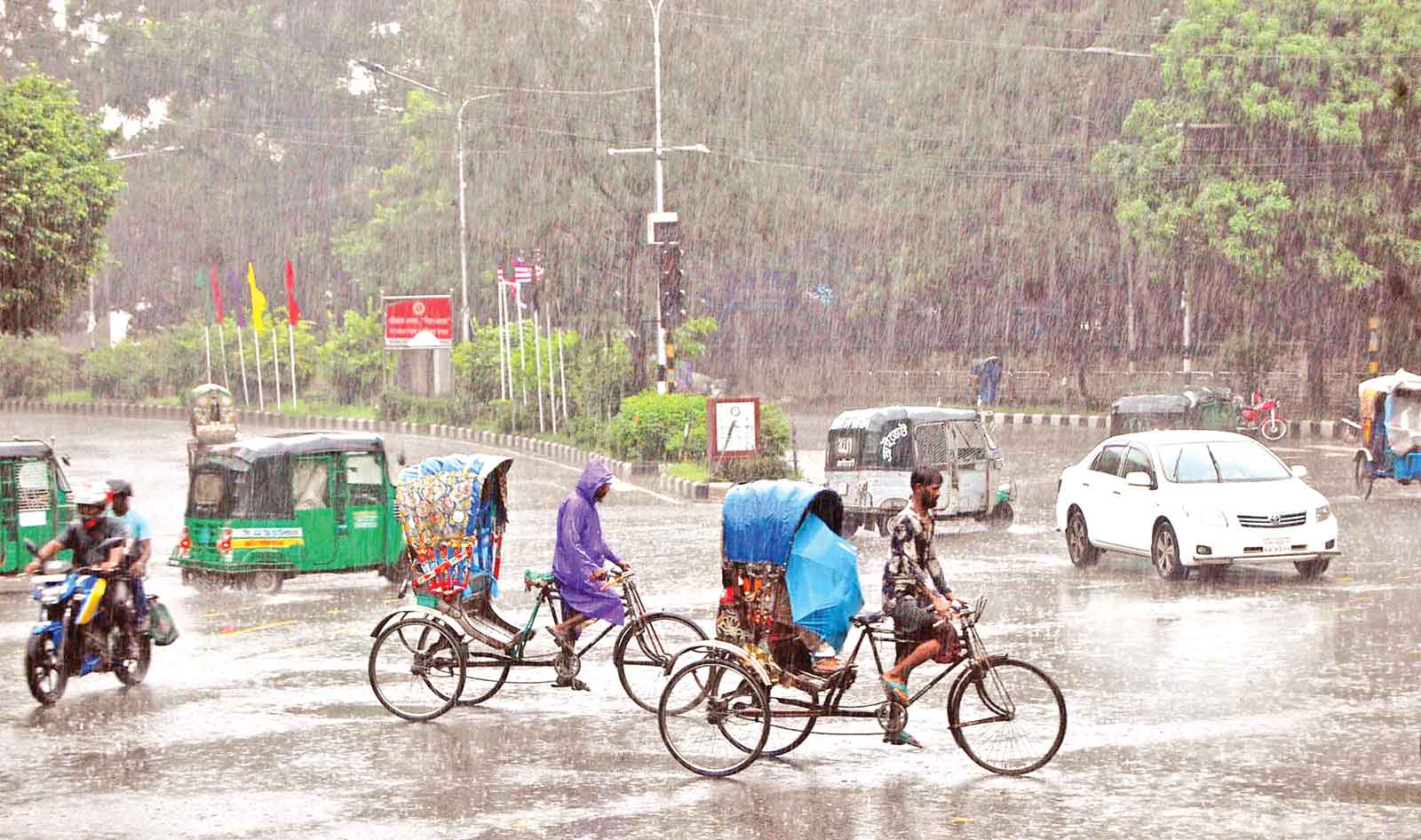 বৈরী আবহাওয়ায় থেমে থেমে বৃষ্টি, ভোগান্তি