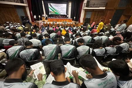জমকালো আয়োজনে নবীন শিক্ষার্থীদের বরণ করে নিলো রাবি পাঠক ফোরাম