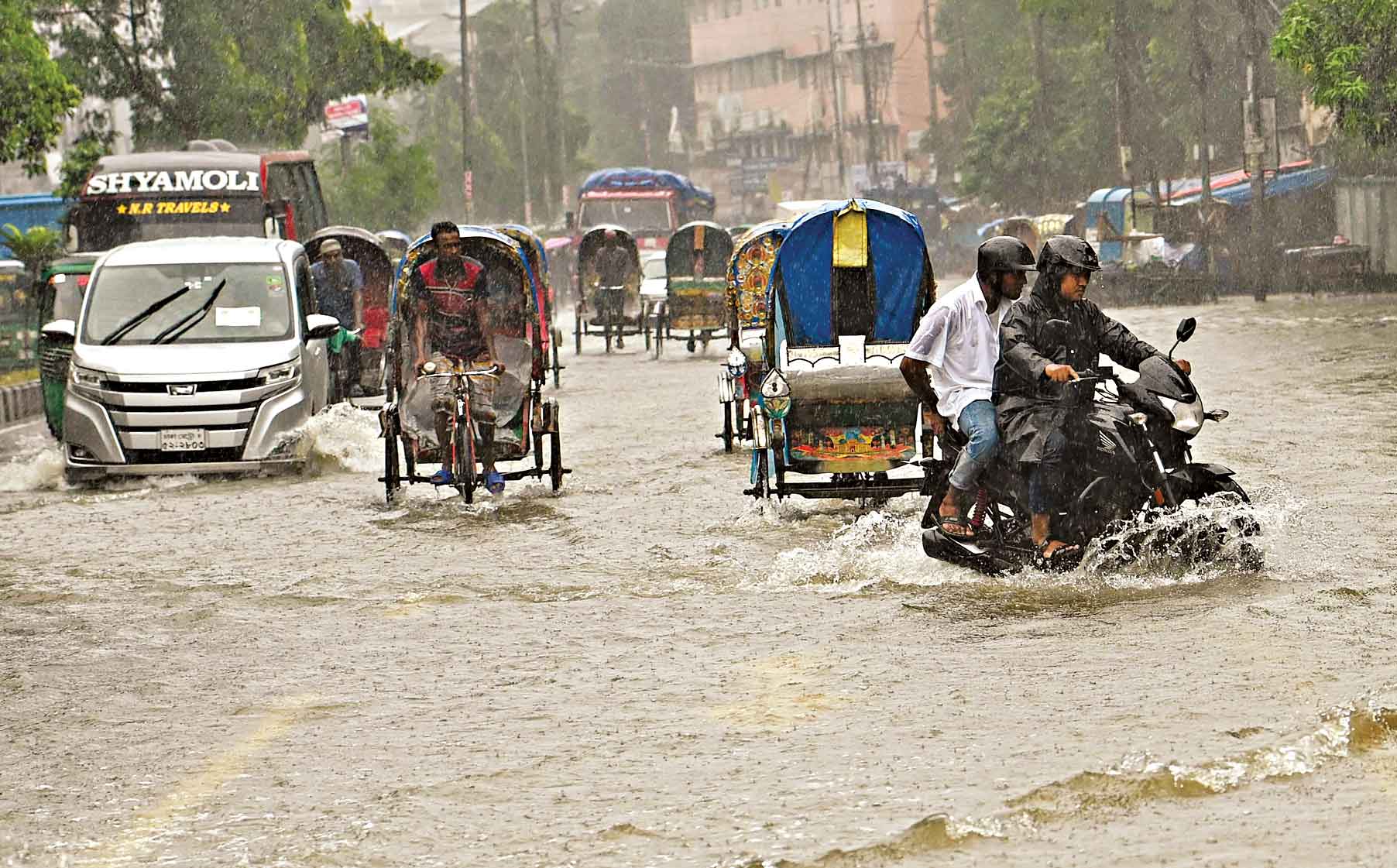 বৃষ্টিতে রাজধানীতে জলাবদ্ধতা অসহনীয় ভোগান্তিতে মানুষ