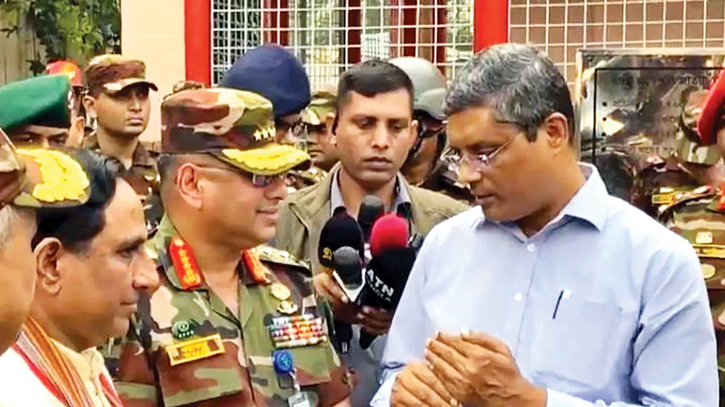 সেনাবাহিনী প্রধানের ঢাকেশ্বরী মন্দির পরিদর্শন