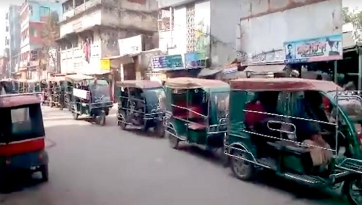 খুলনায় যাত্রীর চেয়ে ইজিবাইক-রিকশা বেশী