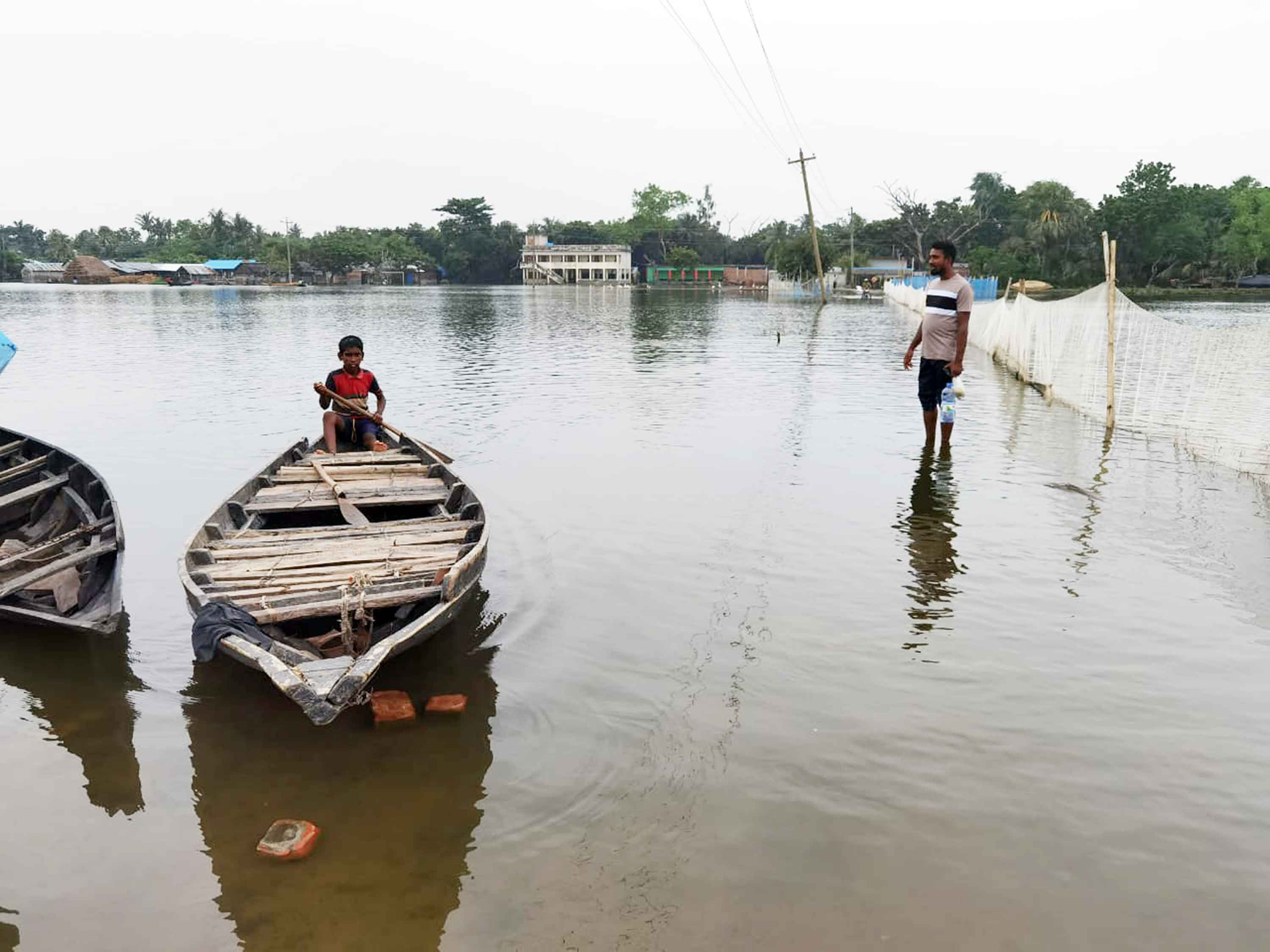 তালায় টানা বৃষ্টিতে তলিয়ে গেছে বিস্তীর্ণ এলাকা
