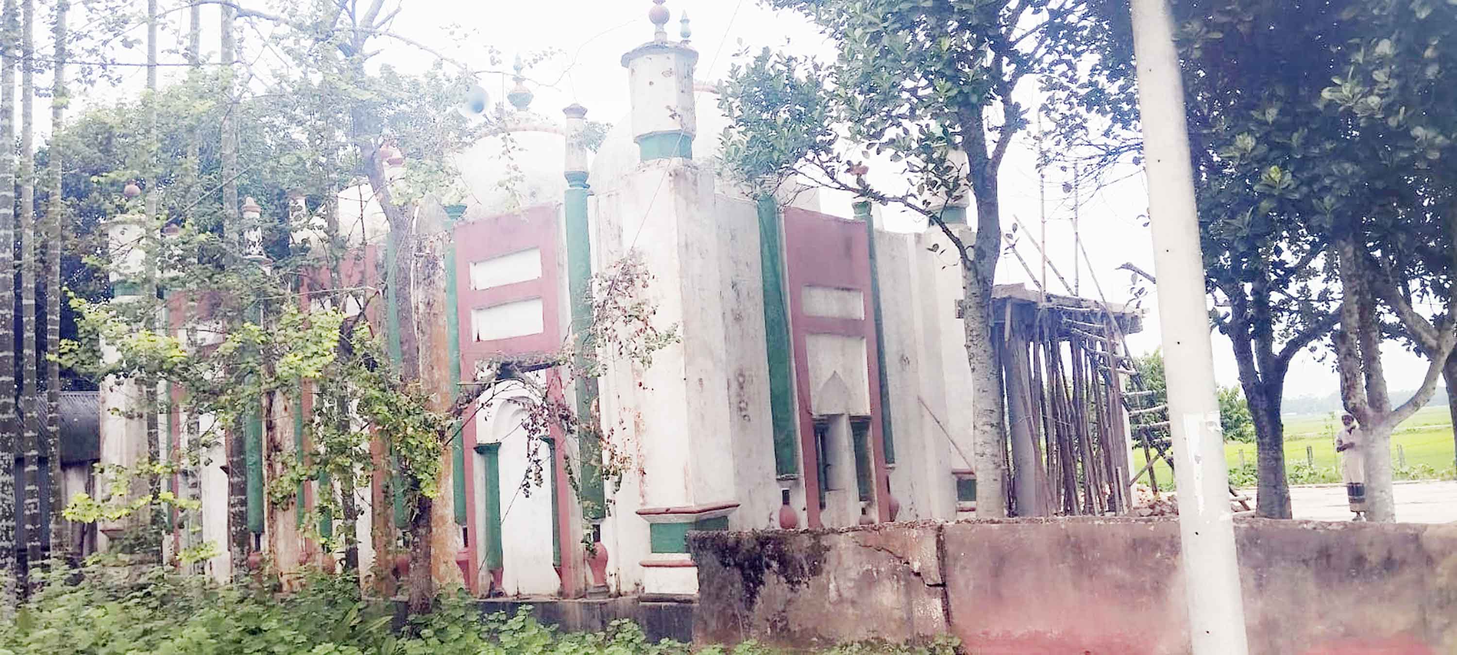 ২শ' বছরের পুরনো ঐতিহ্য তেবাড়িয়া তিন গম্বুজ মসজিদ