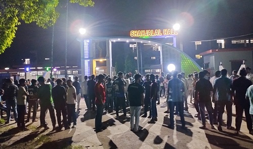 মধ্যরাতে বাকৃবিতে বিক্ষোভ : হলগুলোতে ছাত্রলীগ মুক্ত করার দাবি