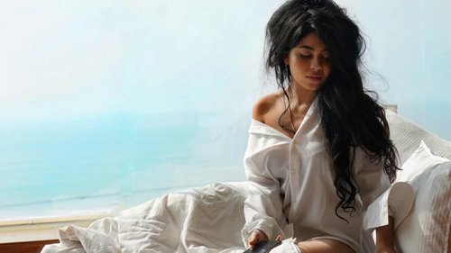 খোলামেলা পোশাকে সংগীতশিল্পী জেফার