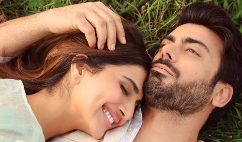 পাকিস্তানি নায়কের বুকে ভারতীয় নায়িকা, চারদিকে হৈ চৈ