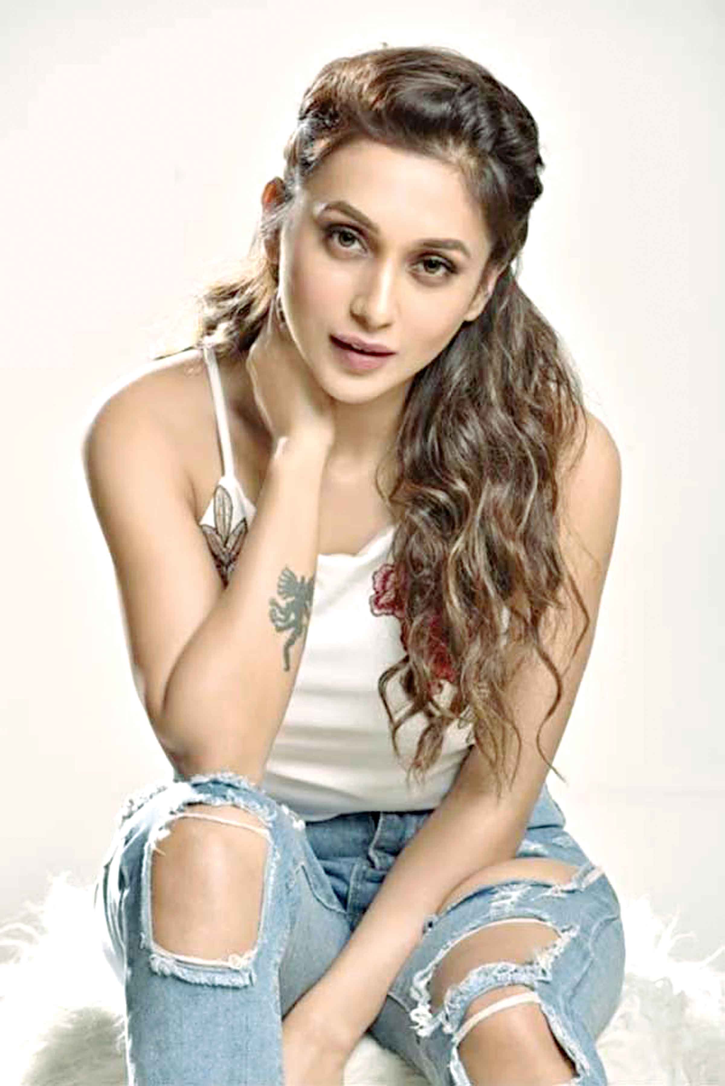 প্রতিবছরের মতো এবারও পূজায় নিজ বাড়িতে মিমি