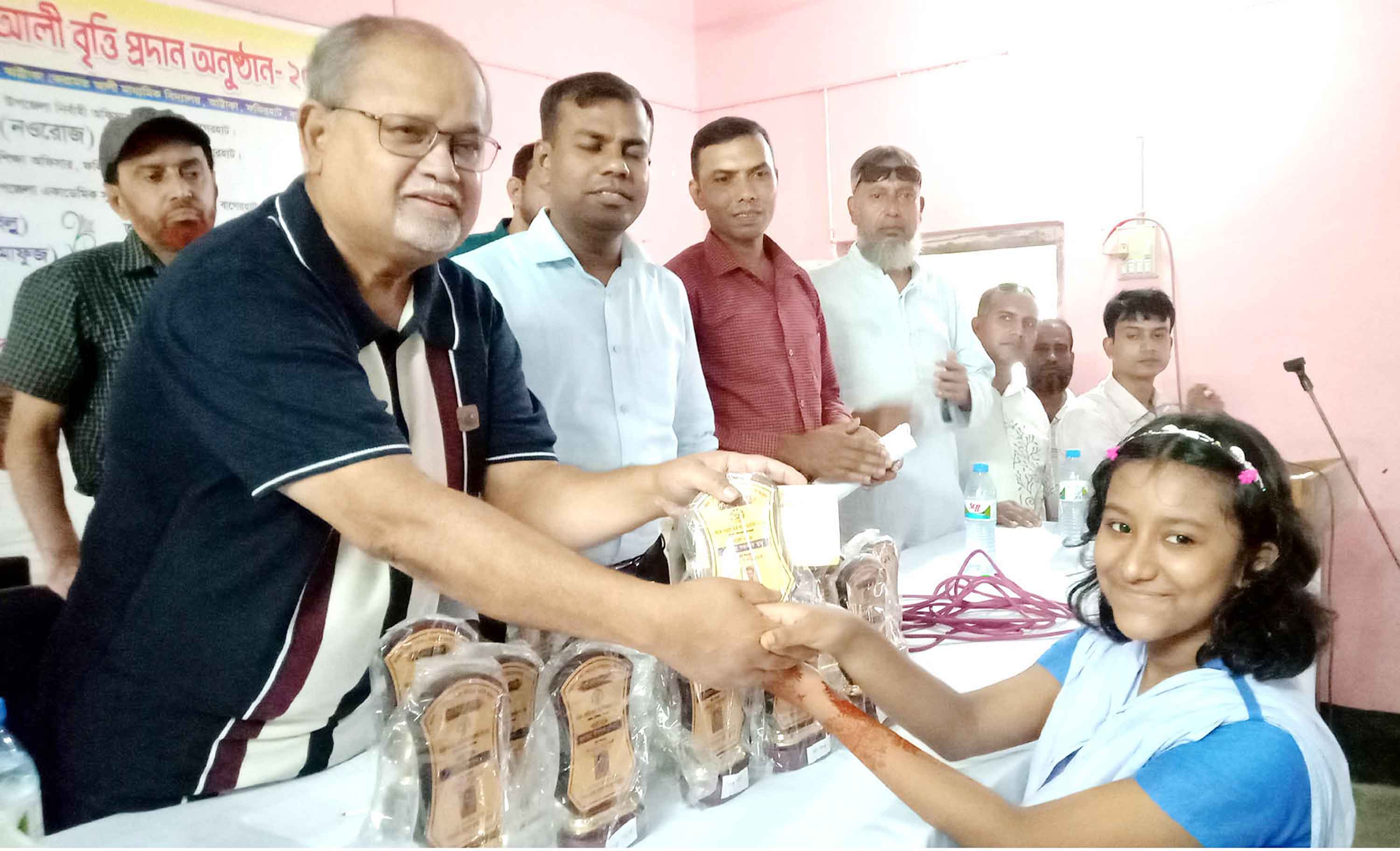 ফকিরহাটে মেধাবী শিক্ষার্থীদের এককালীন বৃত্তি প্রদান