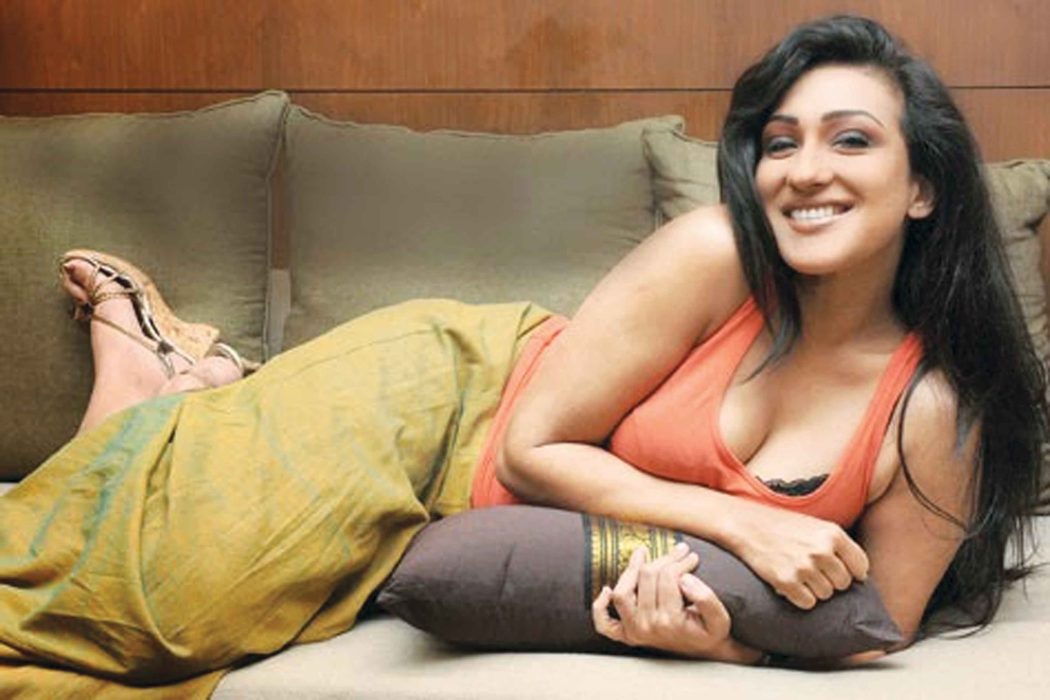ট্রলের মুখে ঋতুপর্ণা