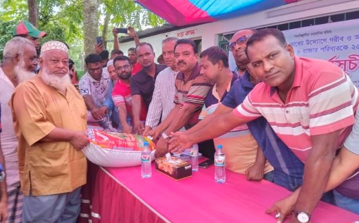 রূপসায় হান্নান স্মৃতি ক্লাবের আয়োজনে দুঃস্থদের মাঝে চাউল বিতরণ