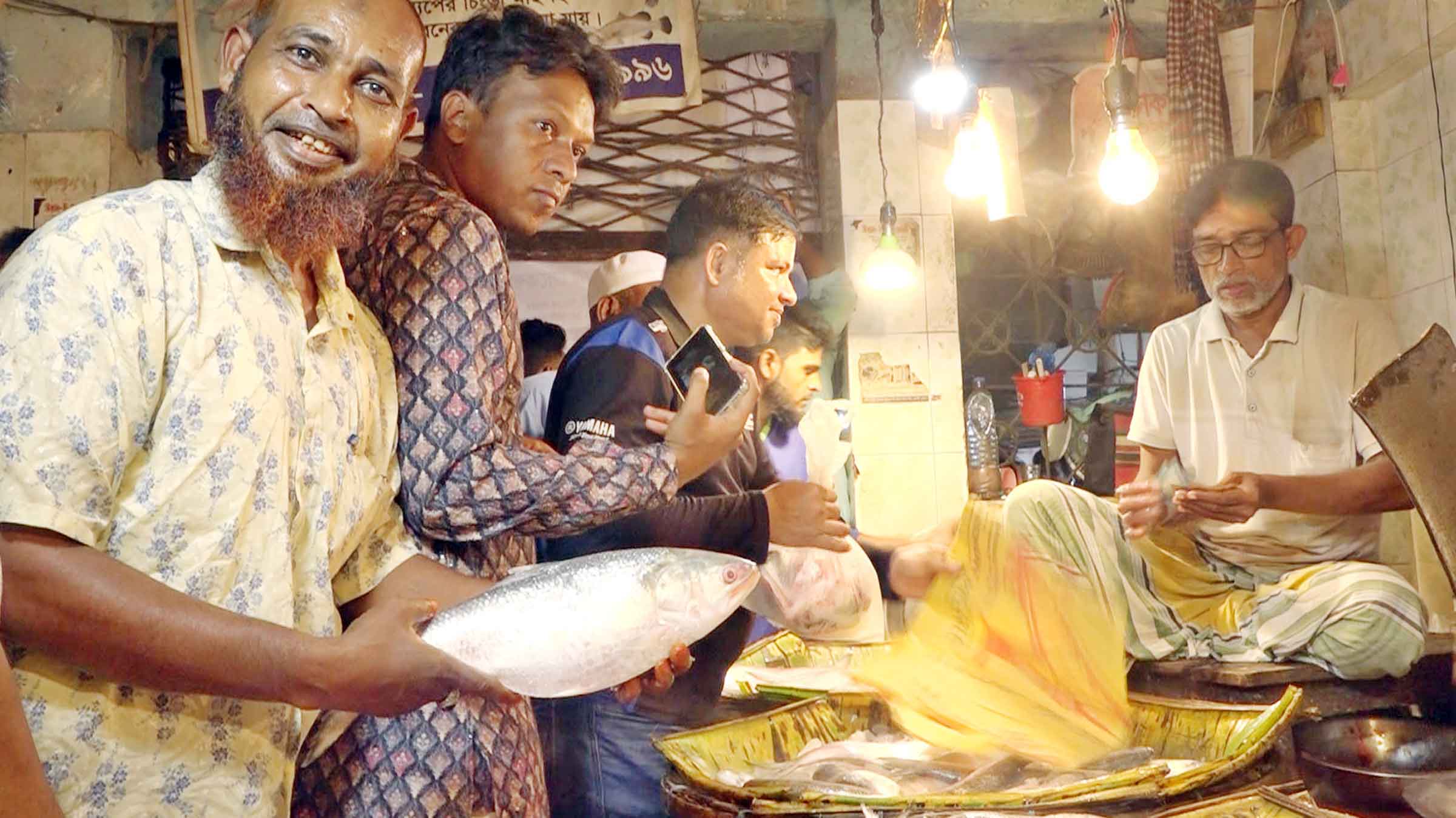 রাজশাহীর বাজারে বিক্রি হচ্ছে কাটা ইলিশ