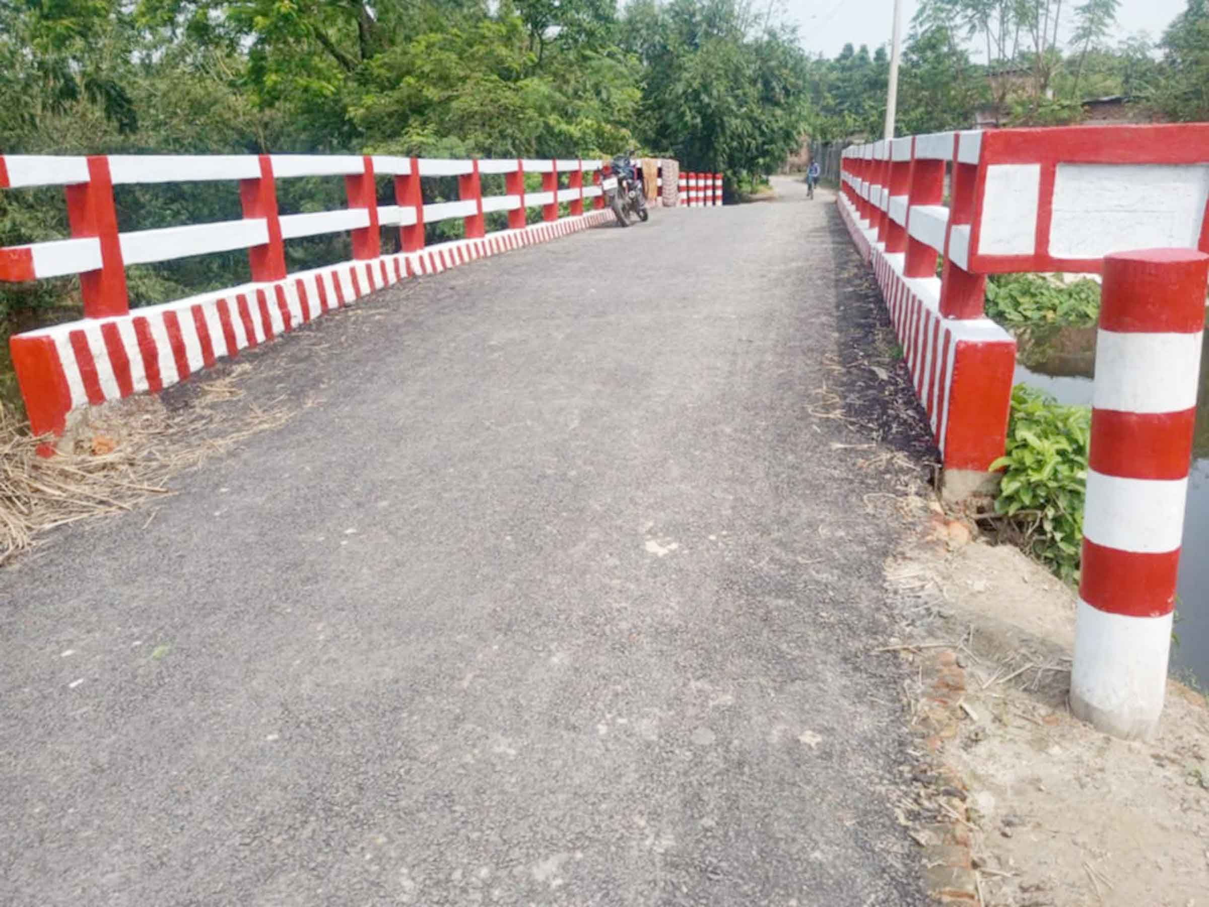 বদলগাছীতে এলজিইডি রাস্তা সংস্কারে অনিয়মের অভিযোগ