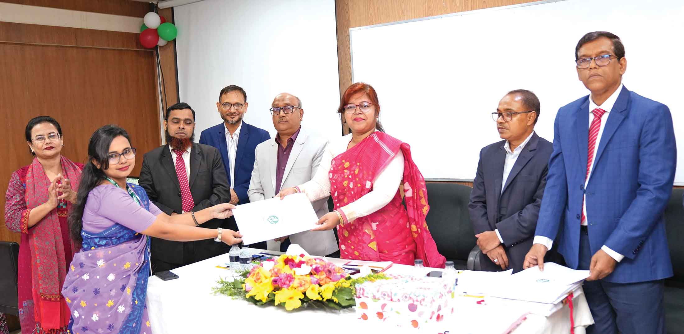 ফাউন্ডেশন কোর্সের প্রশিক্ষণার্থীদের অগ্রণী ব্যাংকে সনদপত্র বিতরণ