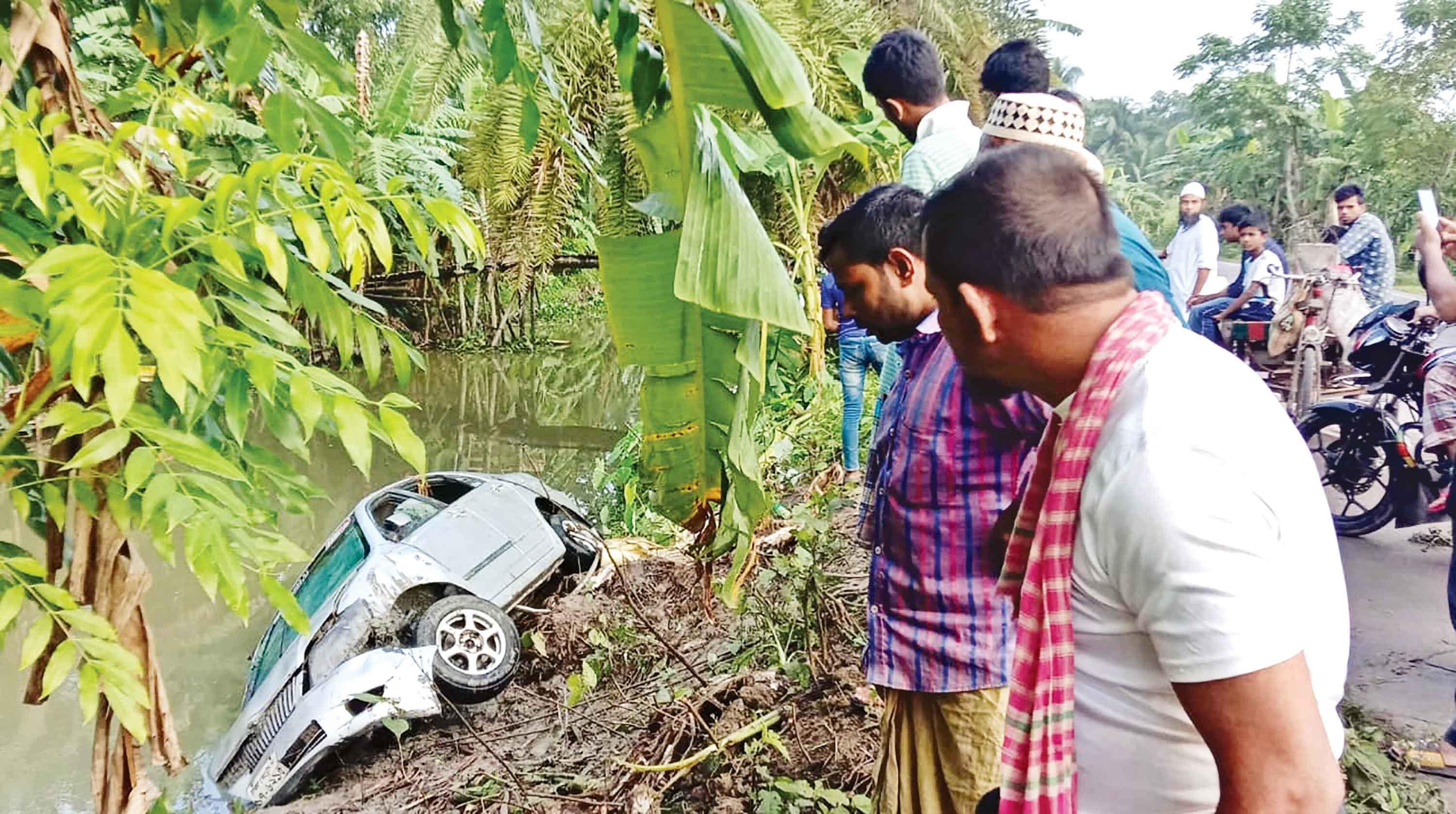 চালকের ঘুমে প্রাইভেটকার খালে, ঝরল আট প্রাণ