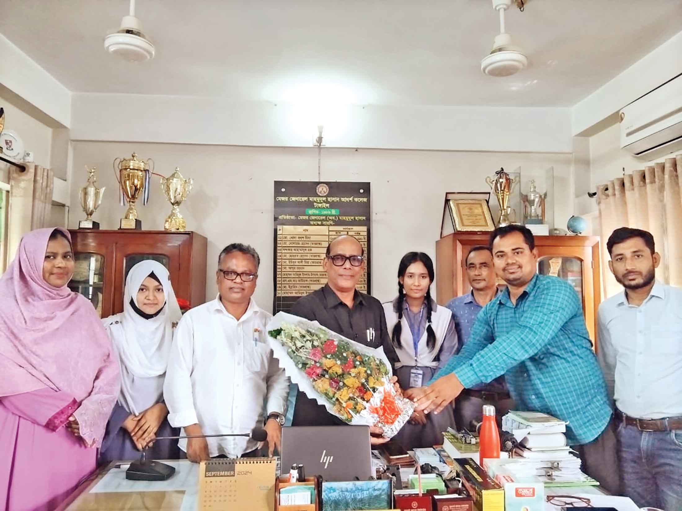 টাঙ্গাইলে অধ্যক্ষ মহোদয় ফুলেল শুভেচ্ছায় সিক্ত