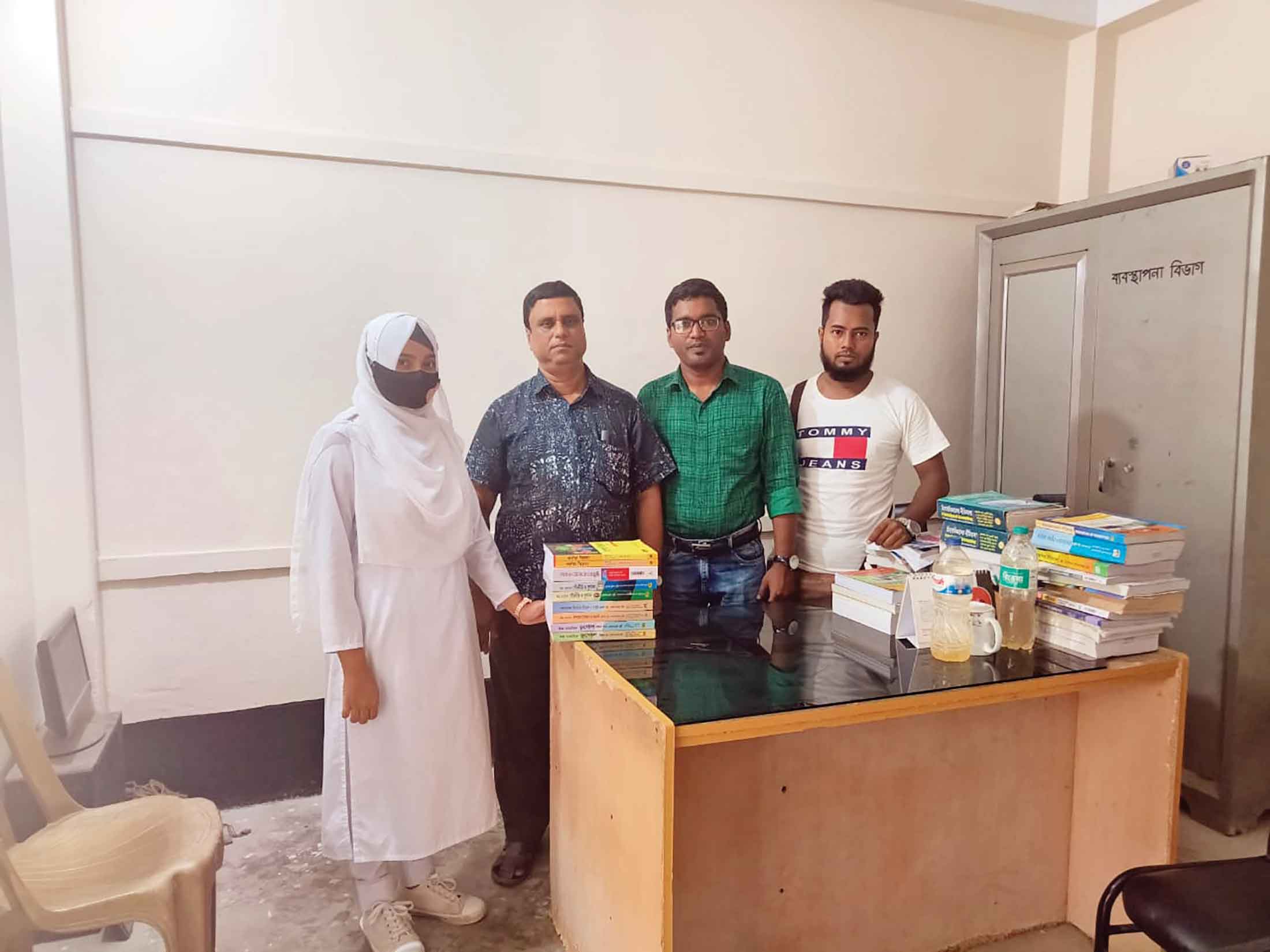 কেরাণীগঞ্জে শিক্ষার্থীকে বই উপহার ফ্রেন্ডস ফোরাম কেরাণীগঞ্জের উদ্যোগ