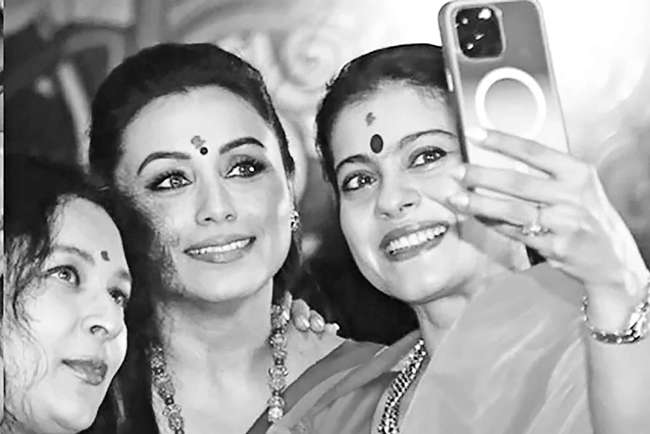 বাড়ির পূজায় রানি-কাজলদের বাঙালিয়ানা