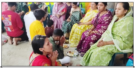 মায়ের পা ধুয়ে-মিষ্টিমুখ করিয়ে শ্রদ্ধা নিবেদন ৫০ সন্তানের
