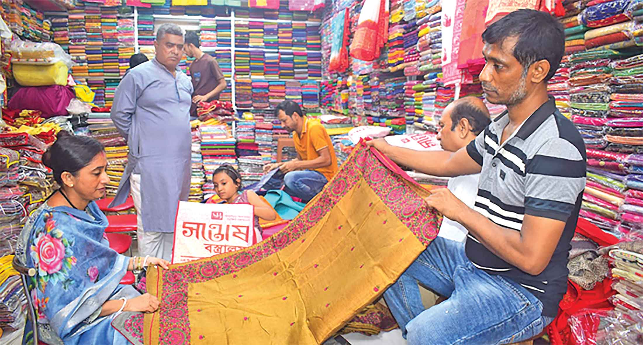 শেষ মুহূর্তে পূজার কেনাকাটায় জমজমাট ফ্যাশন হাউজগুলো