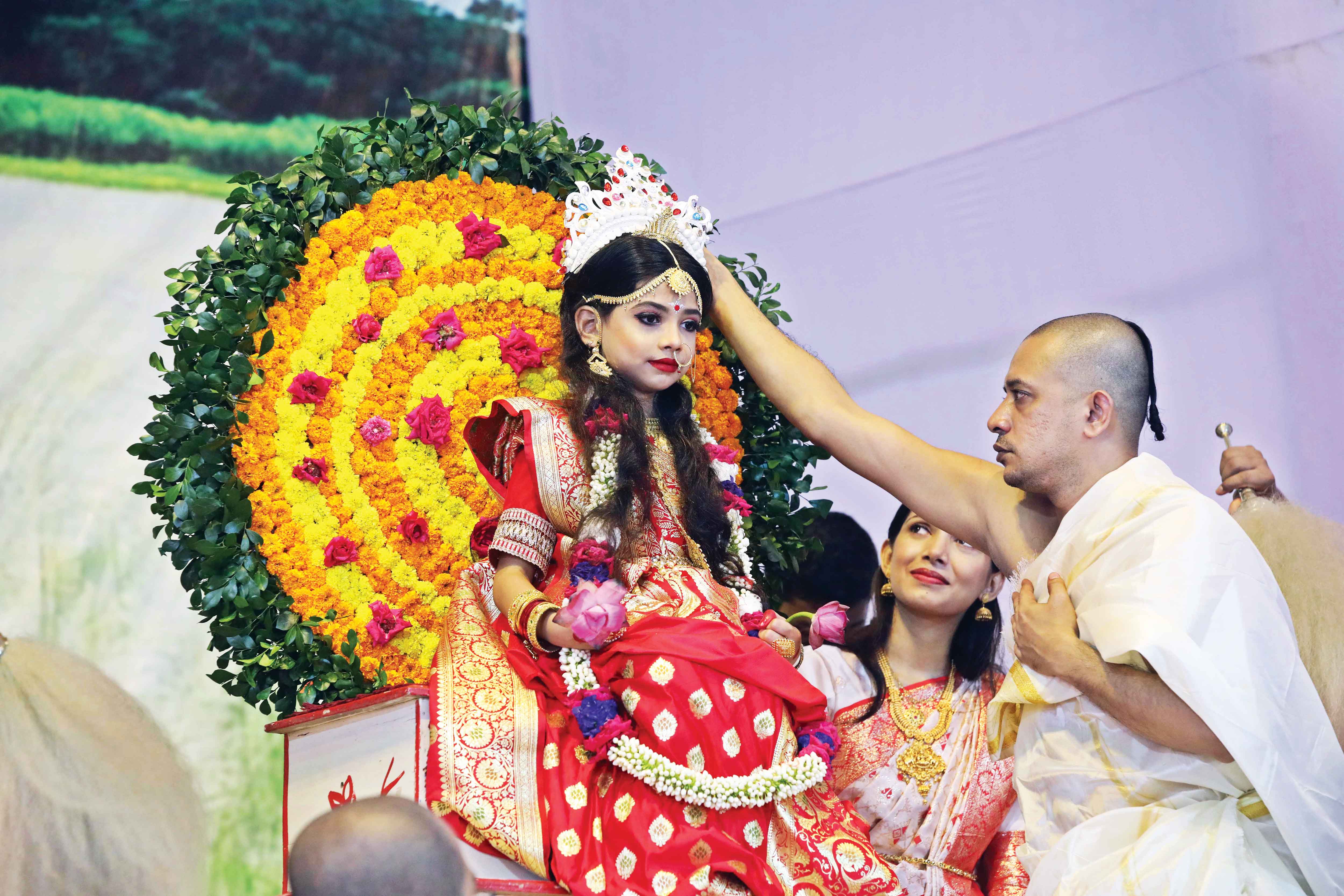 কুমারী পূজায় মাতৃবন্দনা