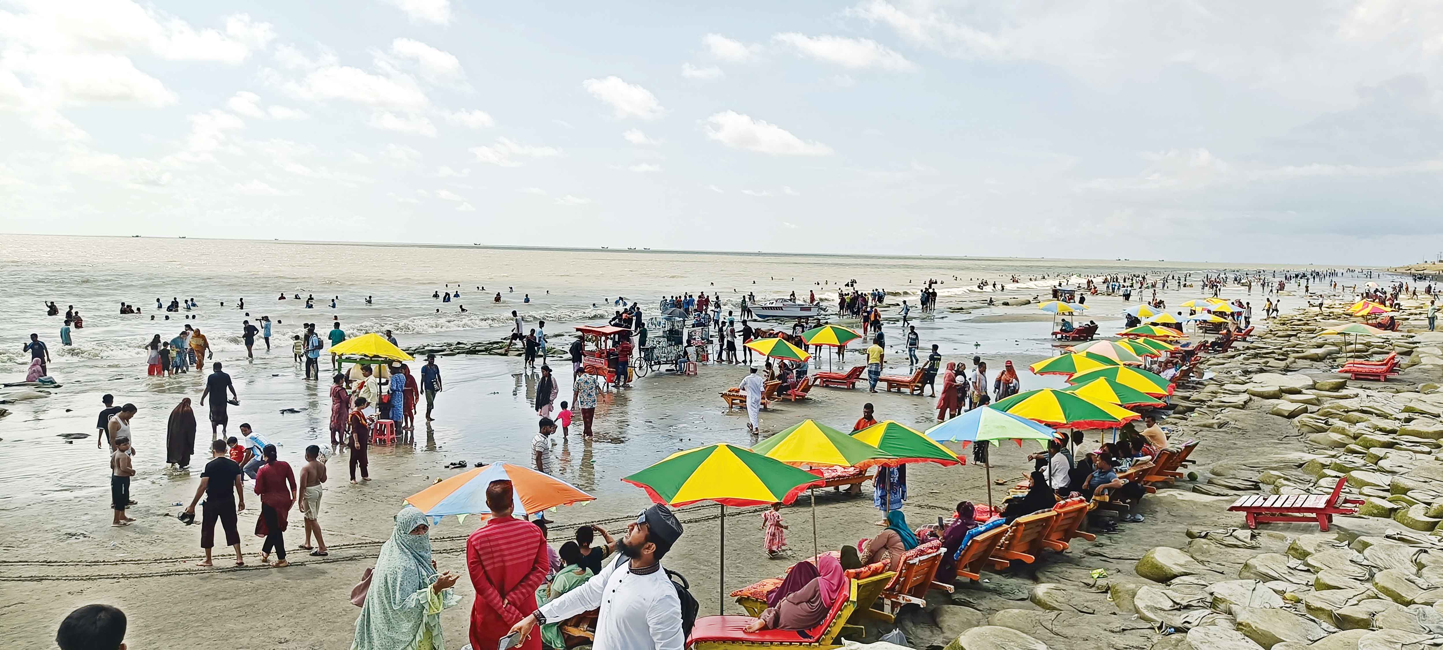 চার দিনের ছুটিতে পর্যটকে মুখর কুয়াকাটা