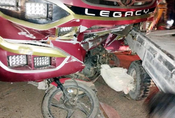 মিরসরাইয়ে নিয়ন্ত্রণ হারানো বাসের চাপায় ব্যবসায়ী নিহত আহত ৩