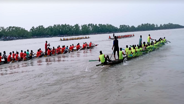 শারদীয় দুর্গাপূজা উপলক্ষে পাইকগাছায় নৌকা বাইচ প্রতিযোগিতা অনুষ্ঠিত 