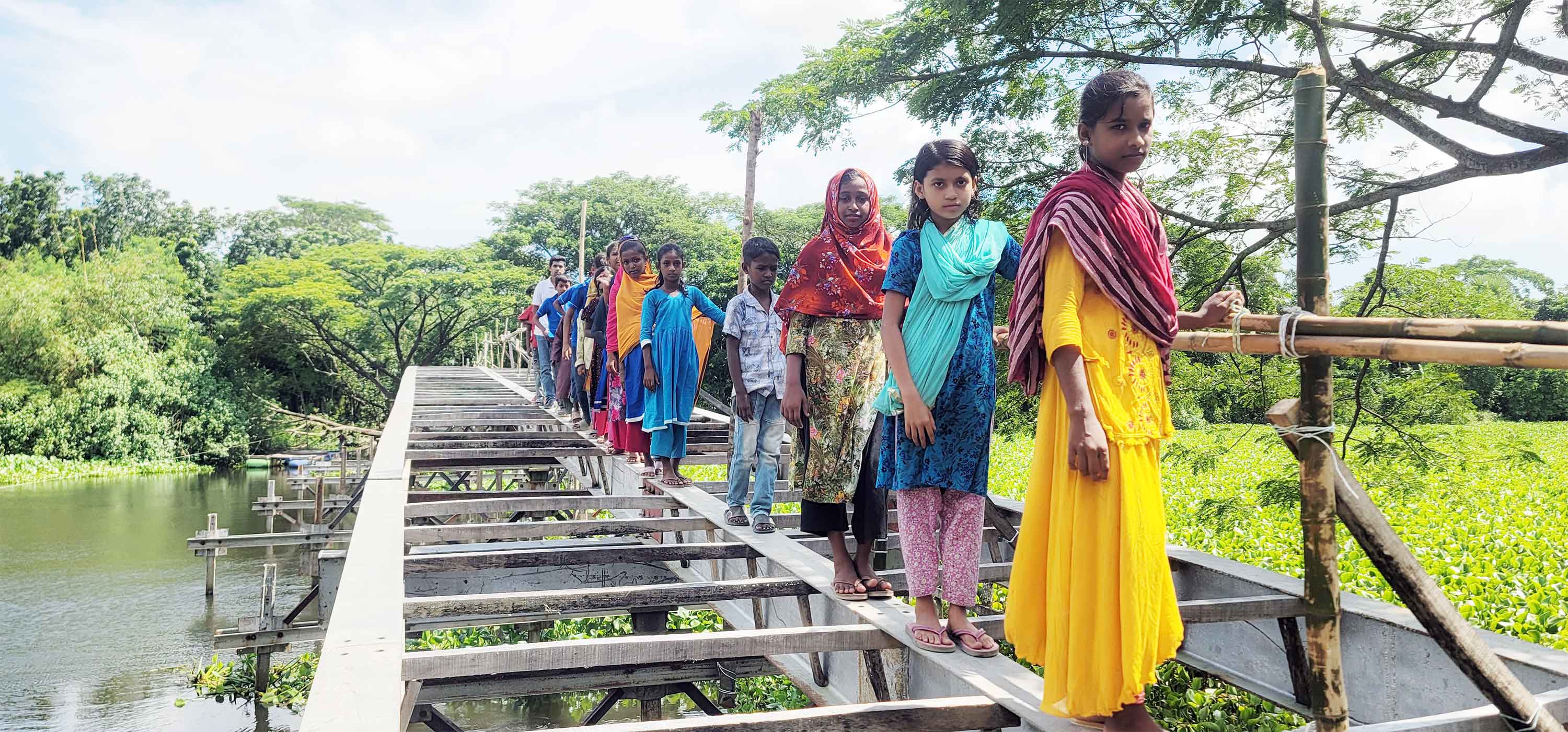 রাঙ্গাবালীতে নির্মাণাধীন লোহার সেতুর ওপর বাঁশের সাঁকো!