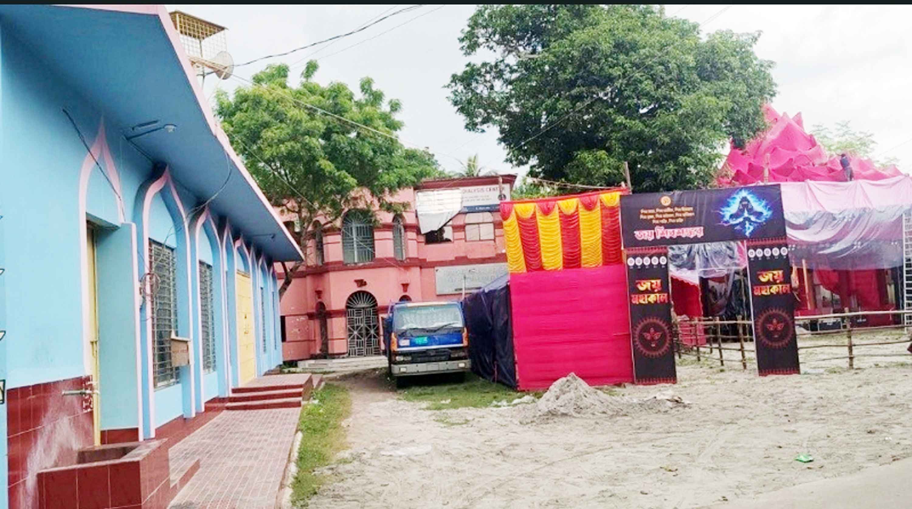 নড়াইলে চার দশক ধরে মসজিদ মন্দির পাশাপাশি