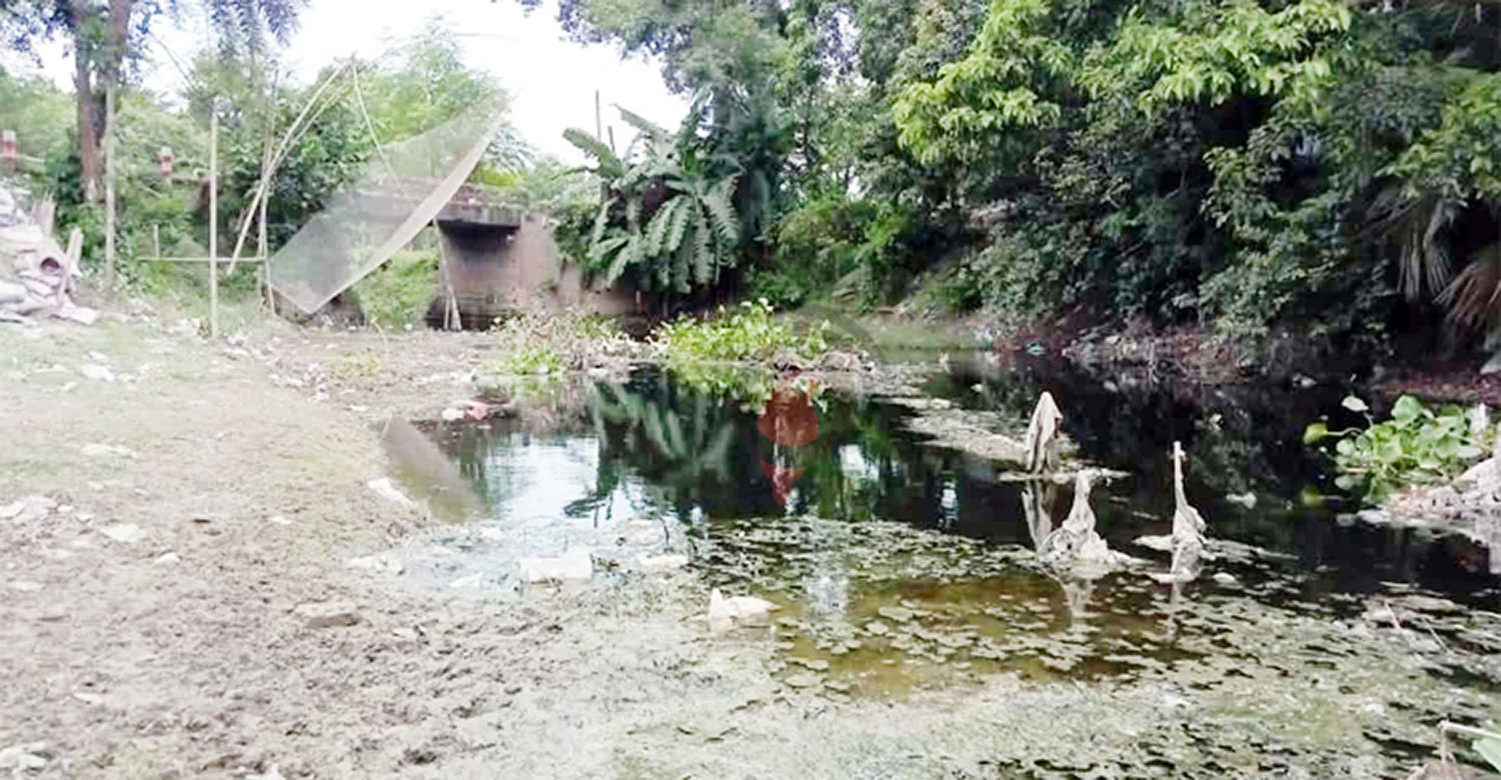 দখলদারিত্বে মৃতপ্রায় আটঘরিয়ার এককালের খরস্রোতা রত্নাই নদী